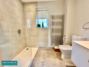 En-suite- click for photo gallery